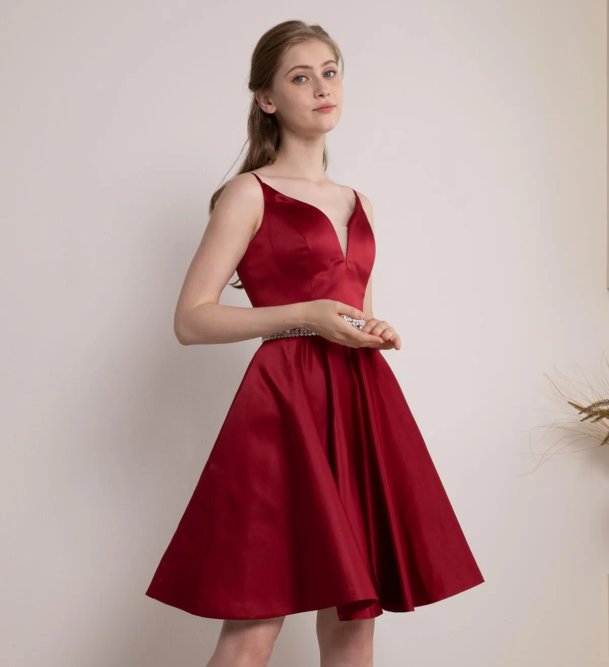Satin Homecoming Dresses 2025 Spaghetti Straps Short Prom Dresses V-Neck Beaded Evening Formal Party Gowns