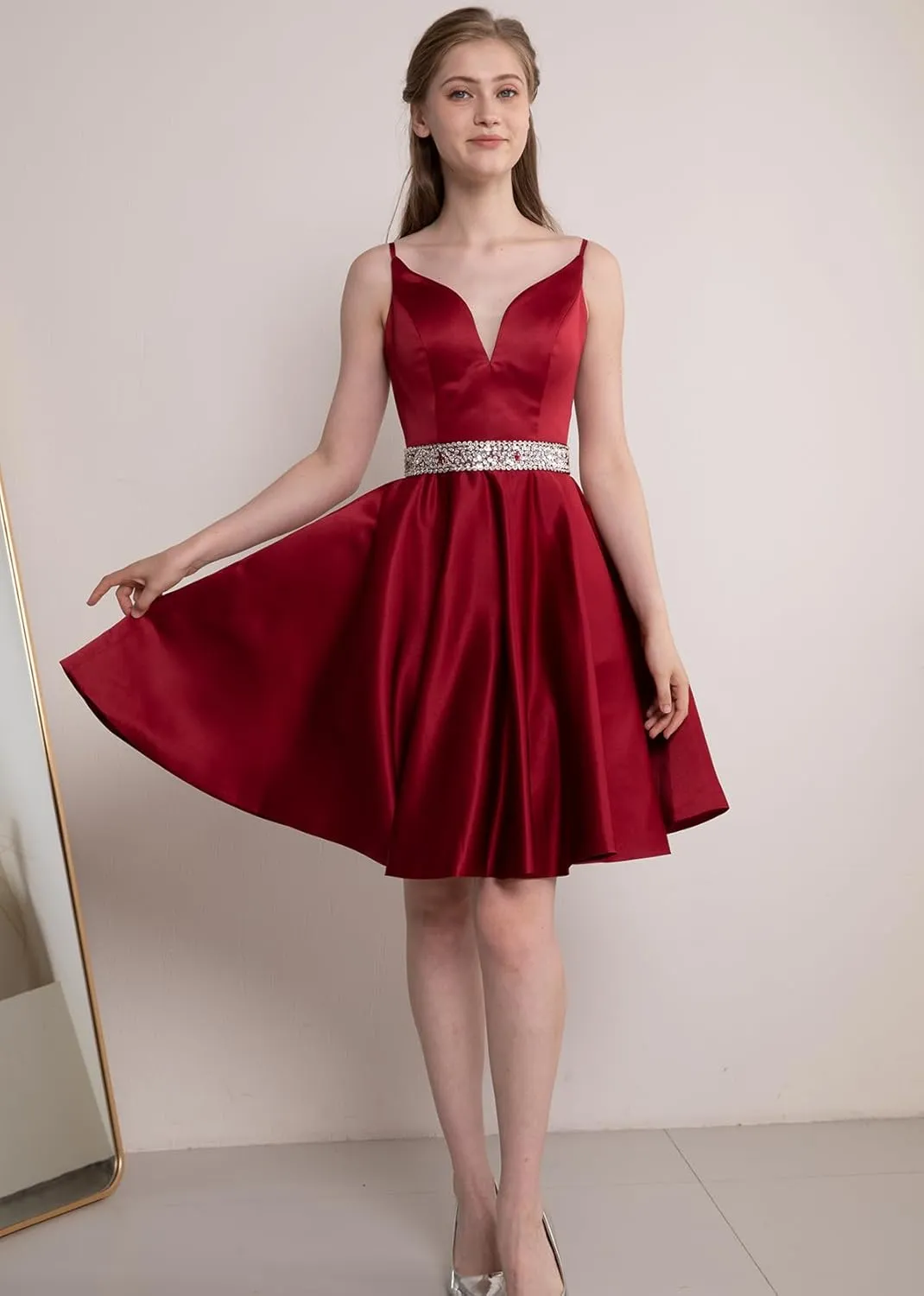 Satin Homecoming Dresses 2025 Spaghetti Straps Short Prom Dresses V-Neck Beaded Evening Formal Party Gowns